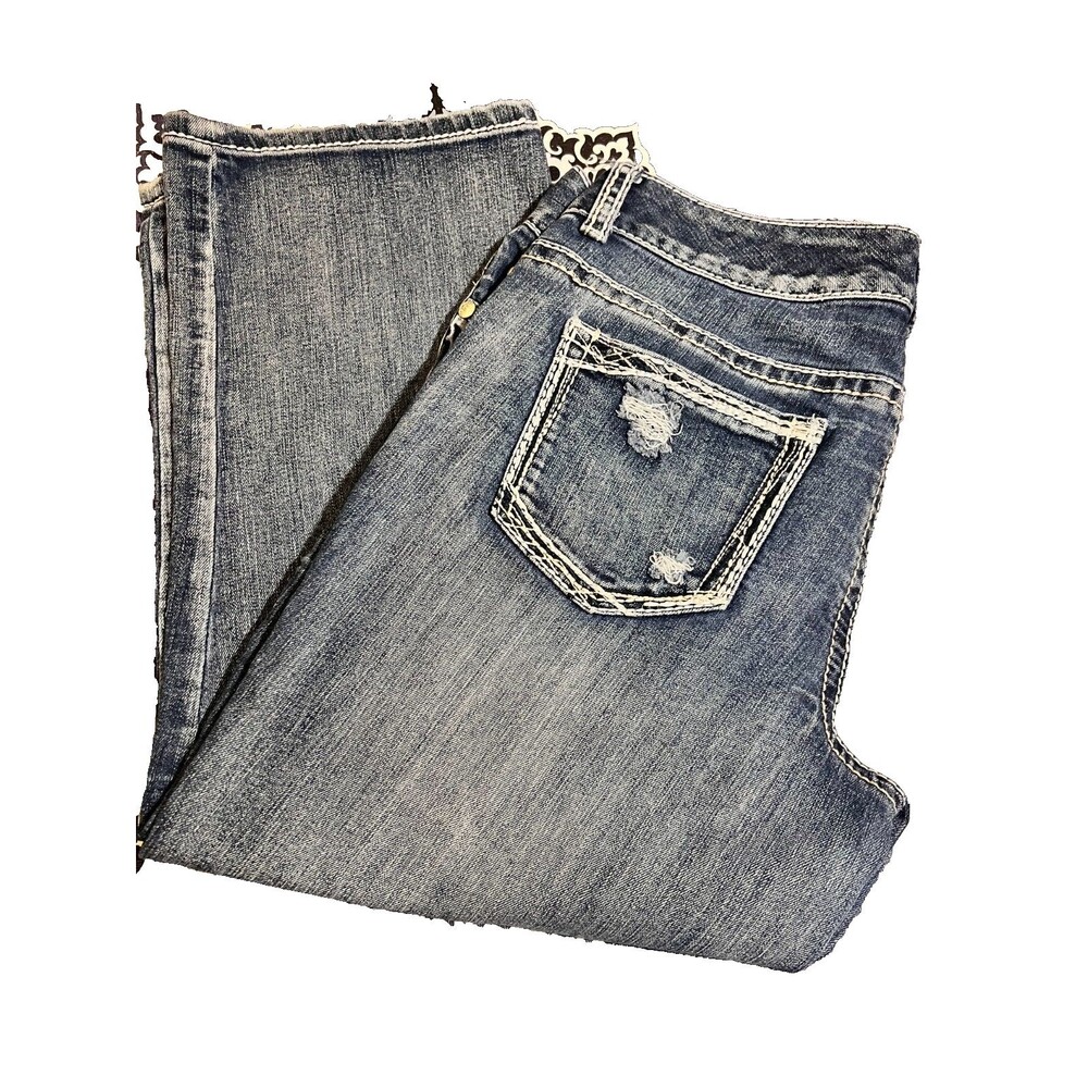 Maurices Ladies Distressed Denim Capris light washed SIZE 7/8